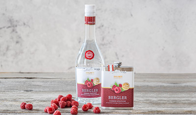 Bergler Himbeer Schnaps mit Flachmann und Beeren