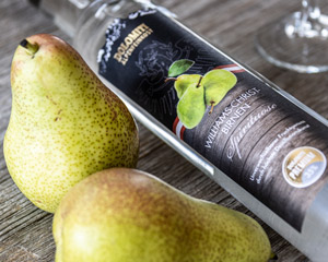 Dolomiti Williams Birnen Schnaps mit frischer Williams Birne.