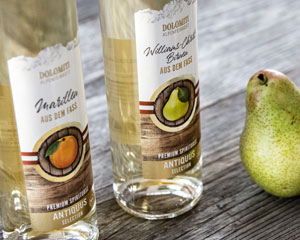 Dolomiti Alte Zwetschke aus dem Holzfass mit frischen Zwetschken